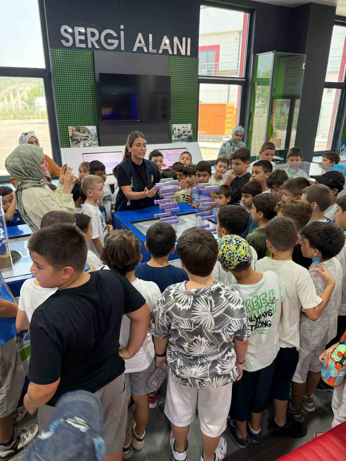 Bu merkezde yaşayarak &ouml;ğreniyorlar
