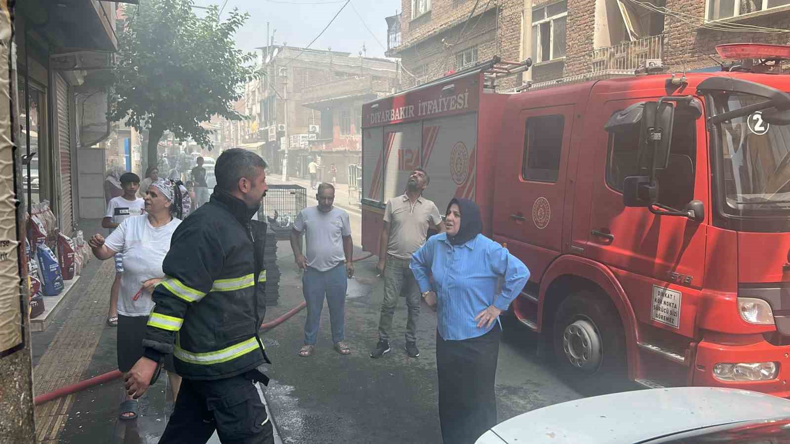 Diyarbakır’da ev yangını: Cadde dumanla kaplandı