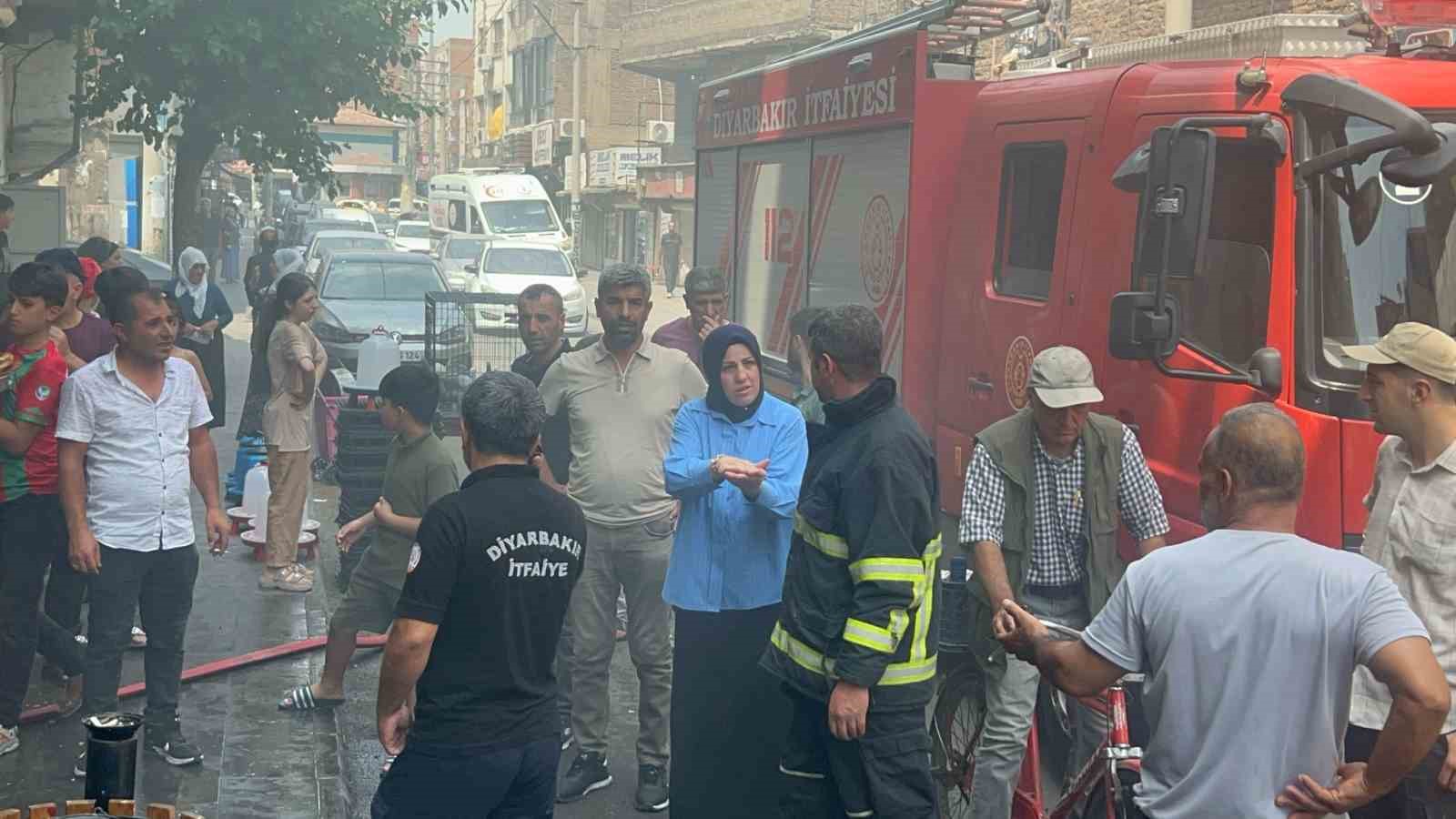 Diyarbakır’da ev yangını: Cadde dumanla kaplandı