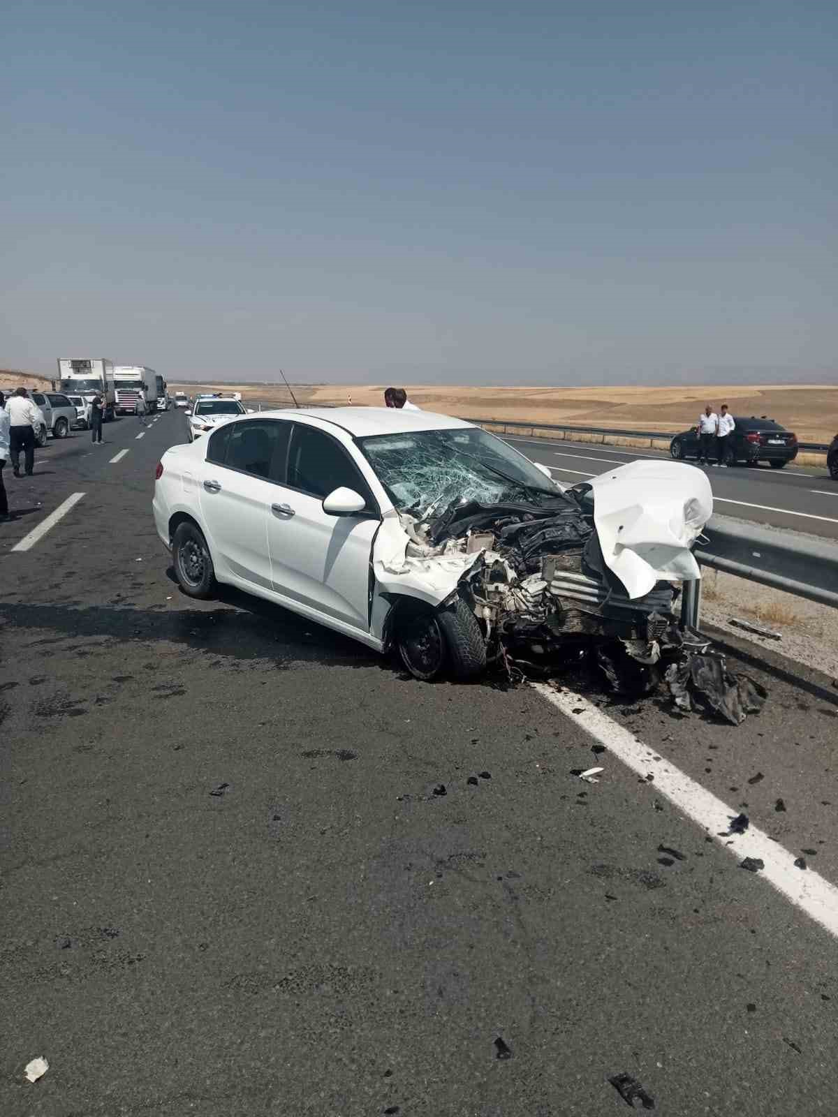 Ağrı’da otomobil traktöre çarptı: 2 yaralı