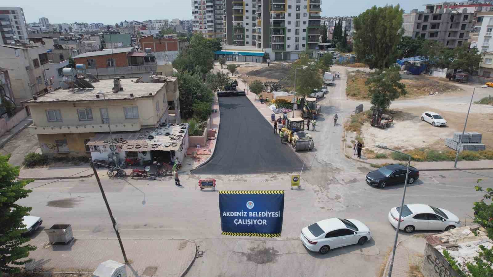 Akdeniz’de asfalt çalışmaları sürüyor