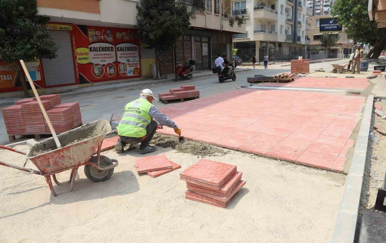 Akdeniz&rsquo;de asfalt &ccedil;alışmaları s&uuml;r&uuml;yor
