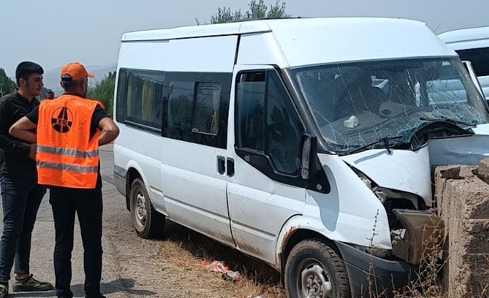 Hakkari’de minibüs duvara çarptı: 4 yaralı