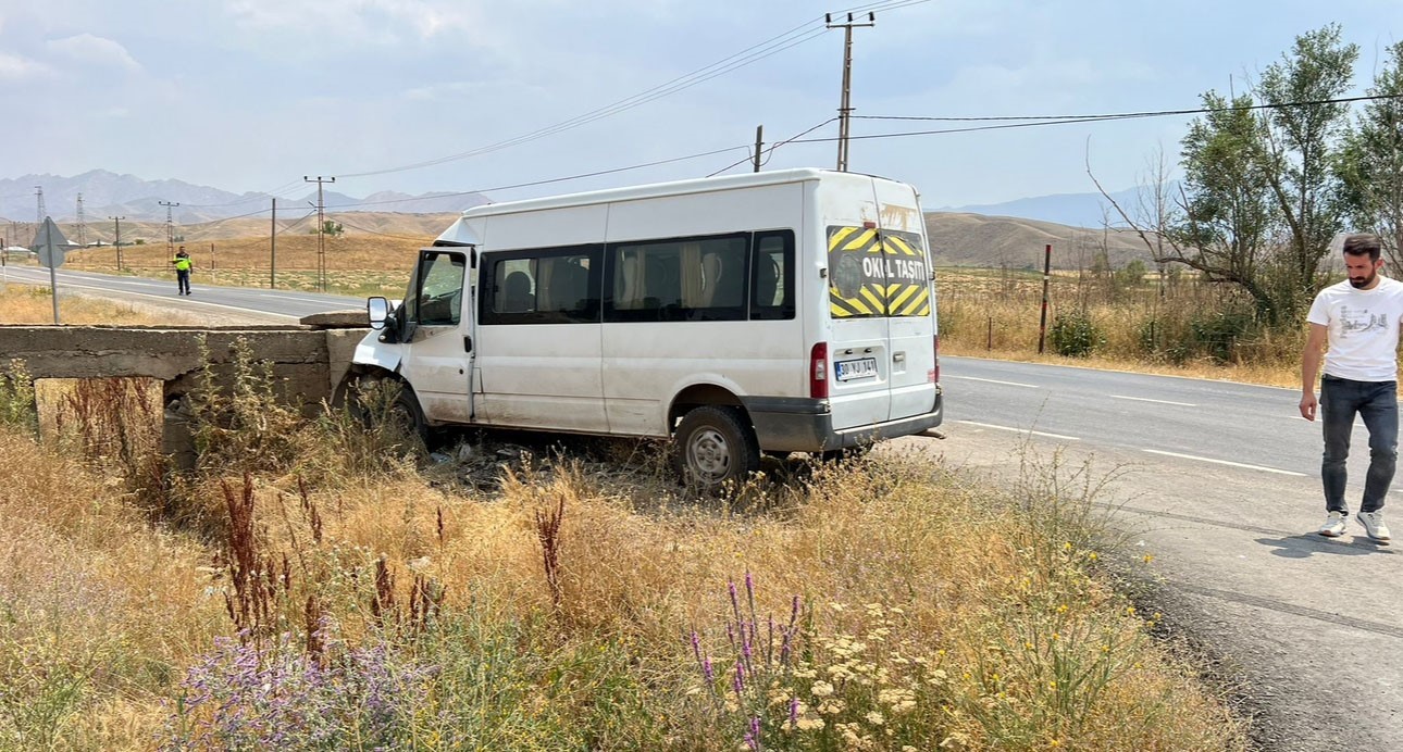 Hakkari&rsquo;de minib&uuml;s duvara &ccedil;arptı: 4 yaralı
