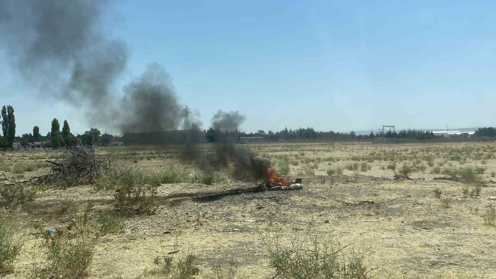 Arazideki k&uuml;&ccedil;&uuml;k &ccedil;aplı yangın ekipleri hareketlendirdi
