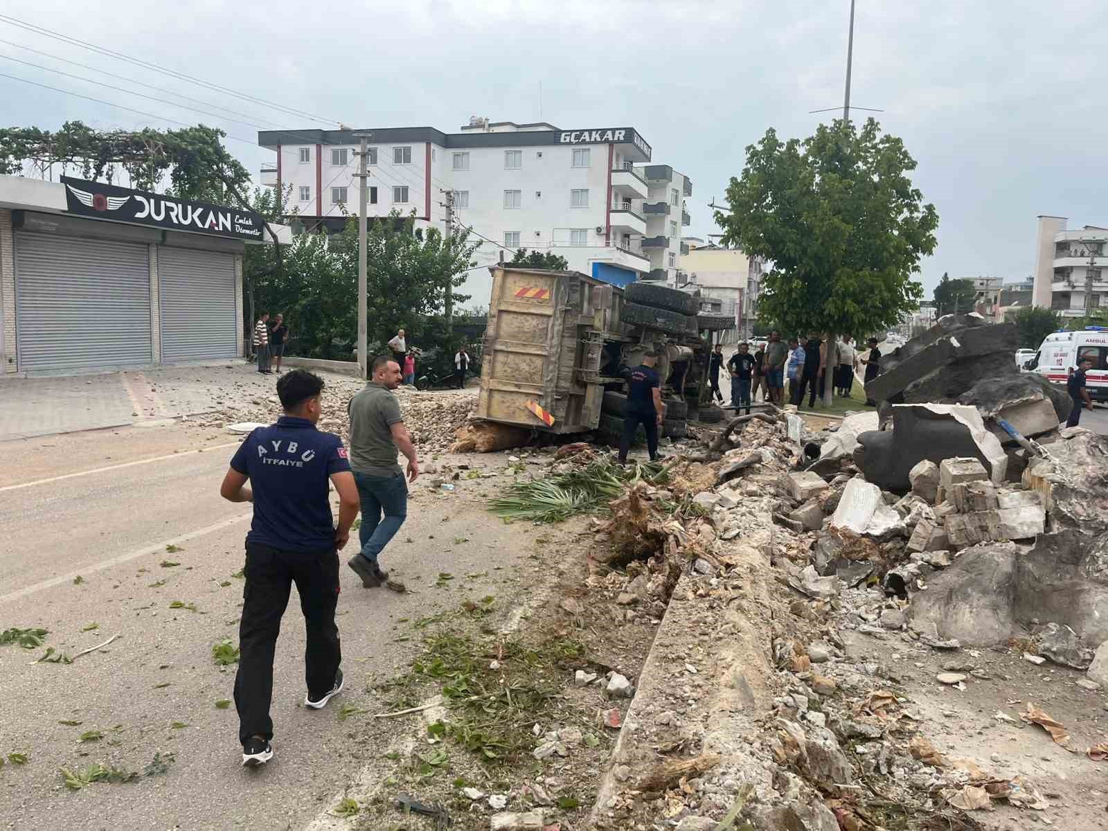 Bulvarda refüje çarpan kamyon devrildi, sürücü yaralandı