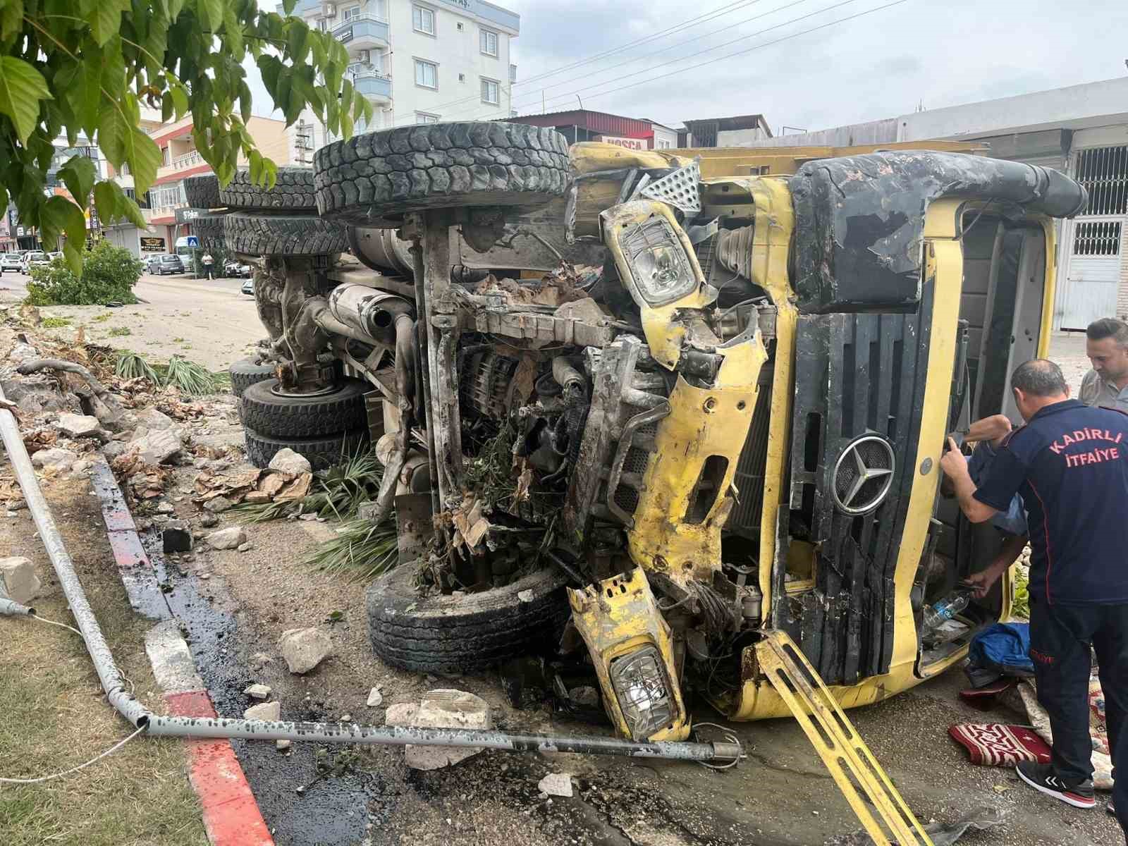 Bulvarda refüje çarpan kamyon devrildi, sürücü yaralandı
