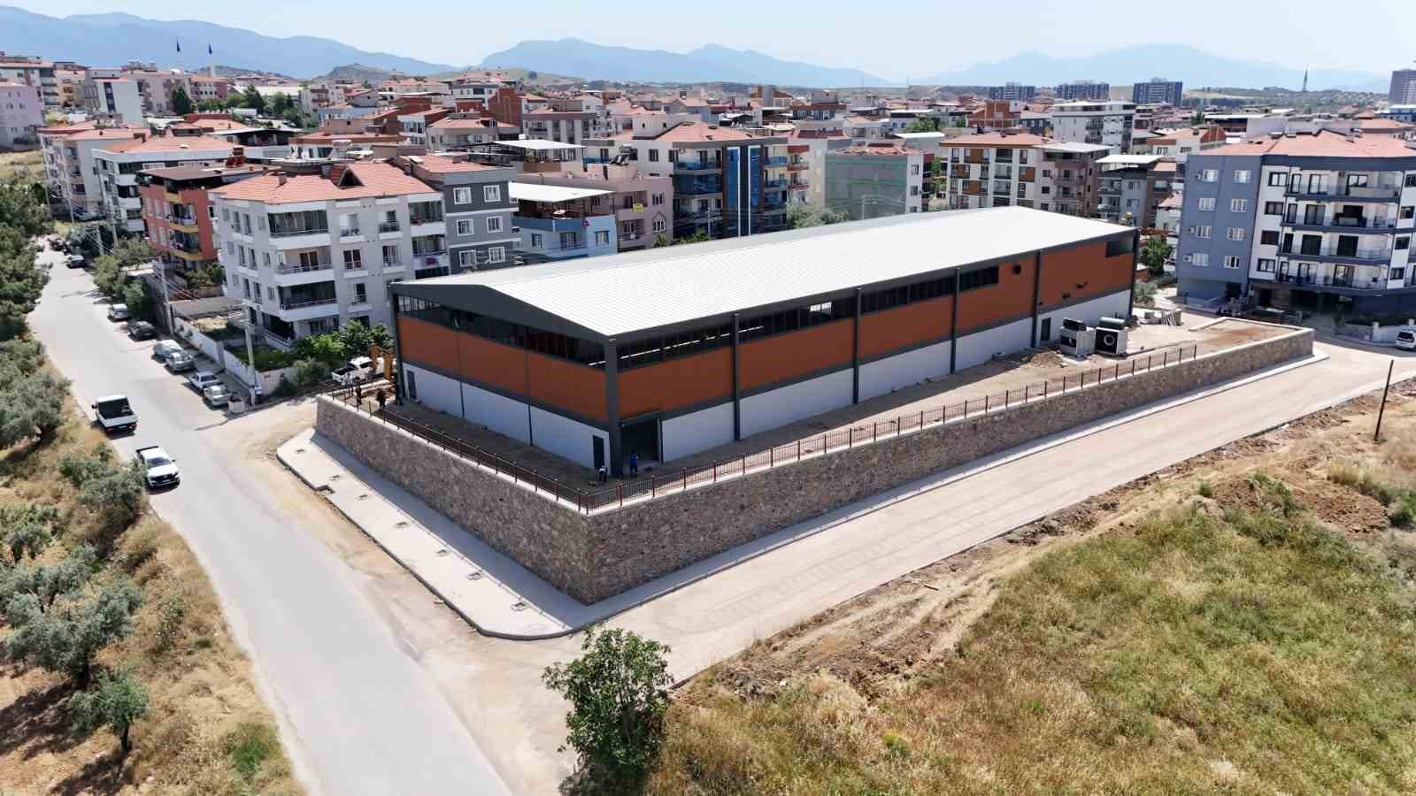 Turgutlu Belediyesi Mimar Ferdi Zeyrek Spor Kompleksi’nde sona yaklaşıldı