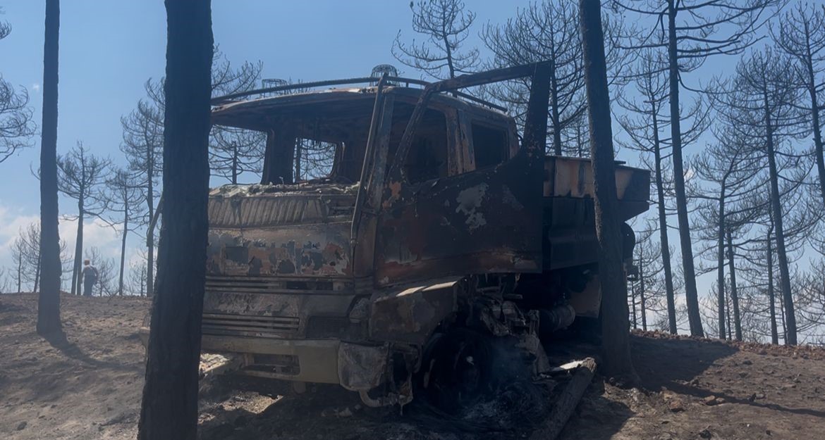Bursa&rsquo;daki yangında bir kamyon alevlerin arasında kalarak kullanılamaz hale geldi
