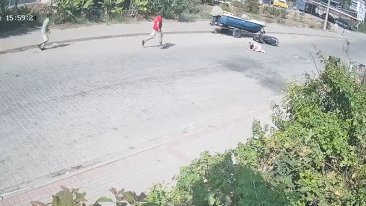 Tekne y&uuml;kl&uuml; r&ouml;morka &ccedil;arpan motosikletli kaskı sayesinde hayatta kaldı

