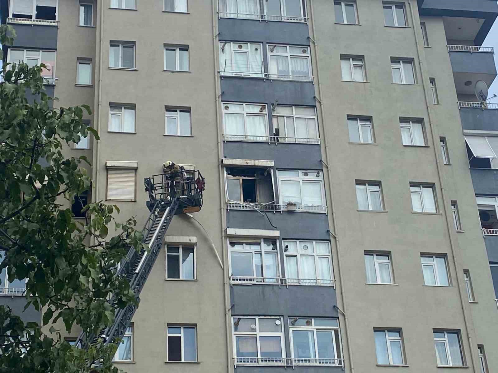 Üsküdar’da 10 katlı binada yangın: 4 kişi mahsur kaldı