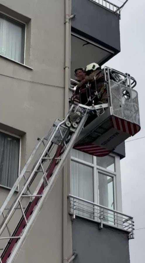 &Uuml;sk&uuml;dar&rsquo;da 10 katlı binada yangın: 4 kişi mahsur kaldı

