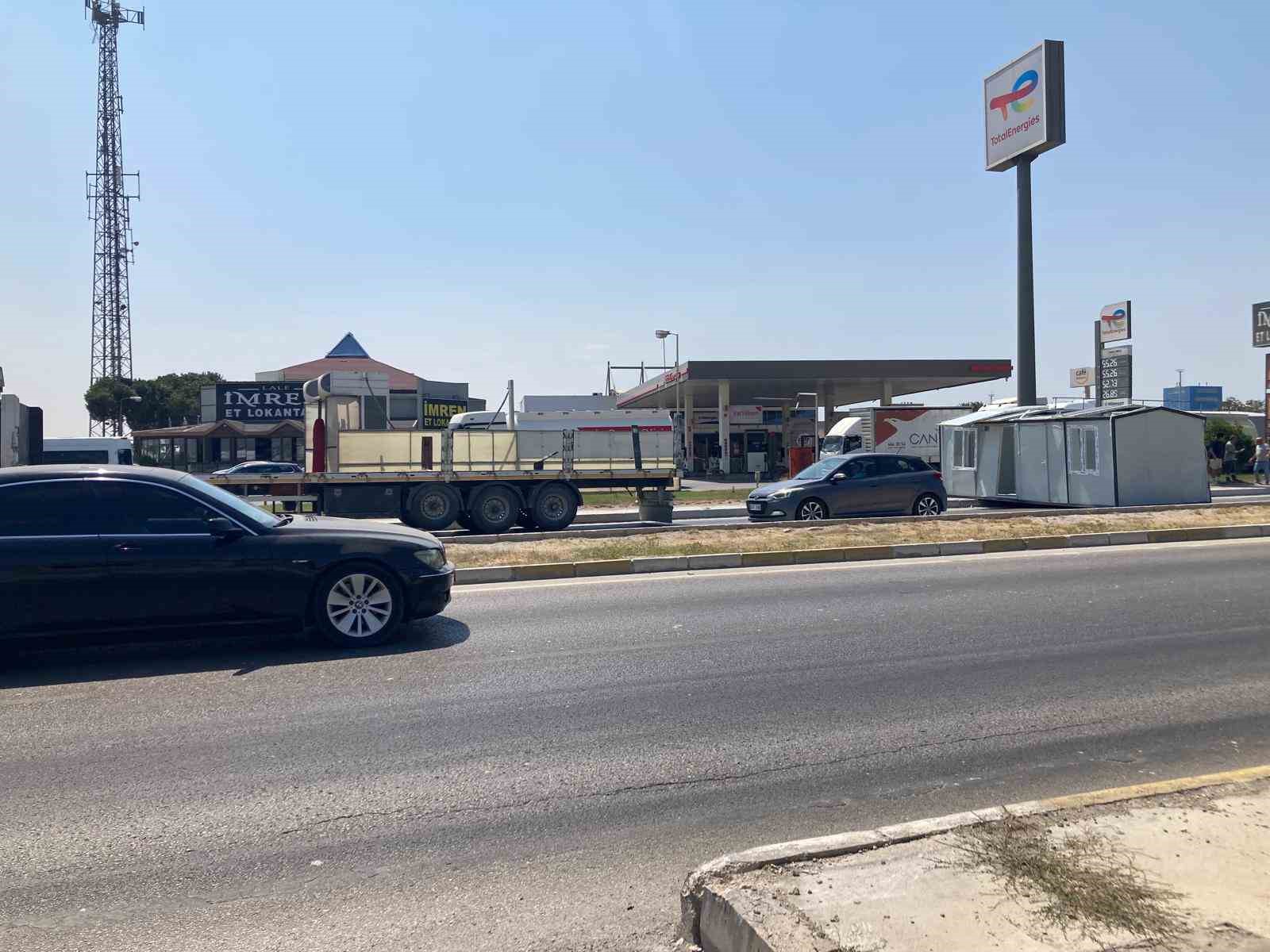 Bandırma&rsquo;da tırdan d&uuml;şen konteyner trafiği aksattı
