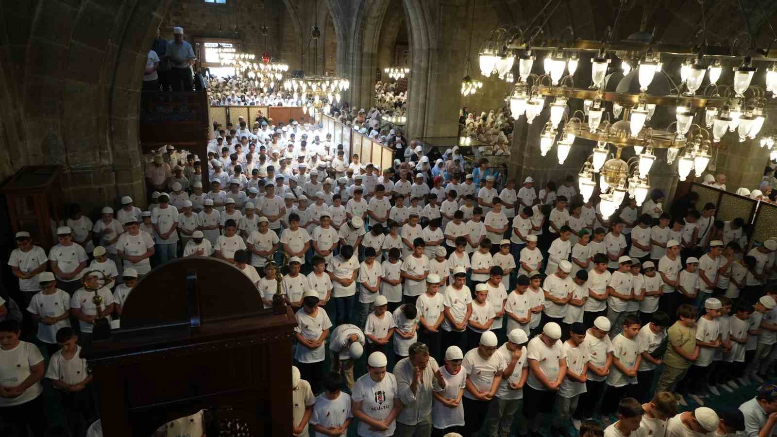 TÜGVA, Erzurum’da 6 bin 237 öğrenciyi Ulu Cami’de buluşturdu