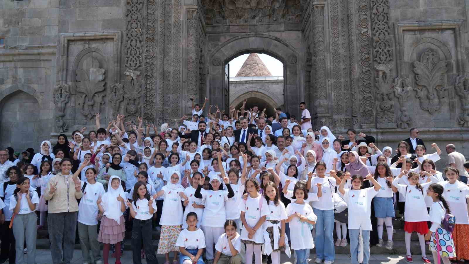 T&Uuml;GVA, Erzurum&rsquo;da 6 bin 237 &ouml;ğrenciyi Ulu Cami&rsquo;de buluşturdu
