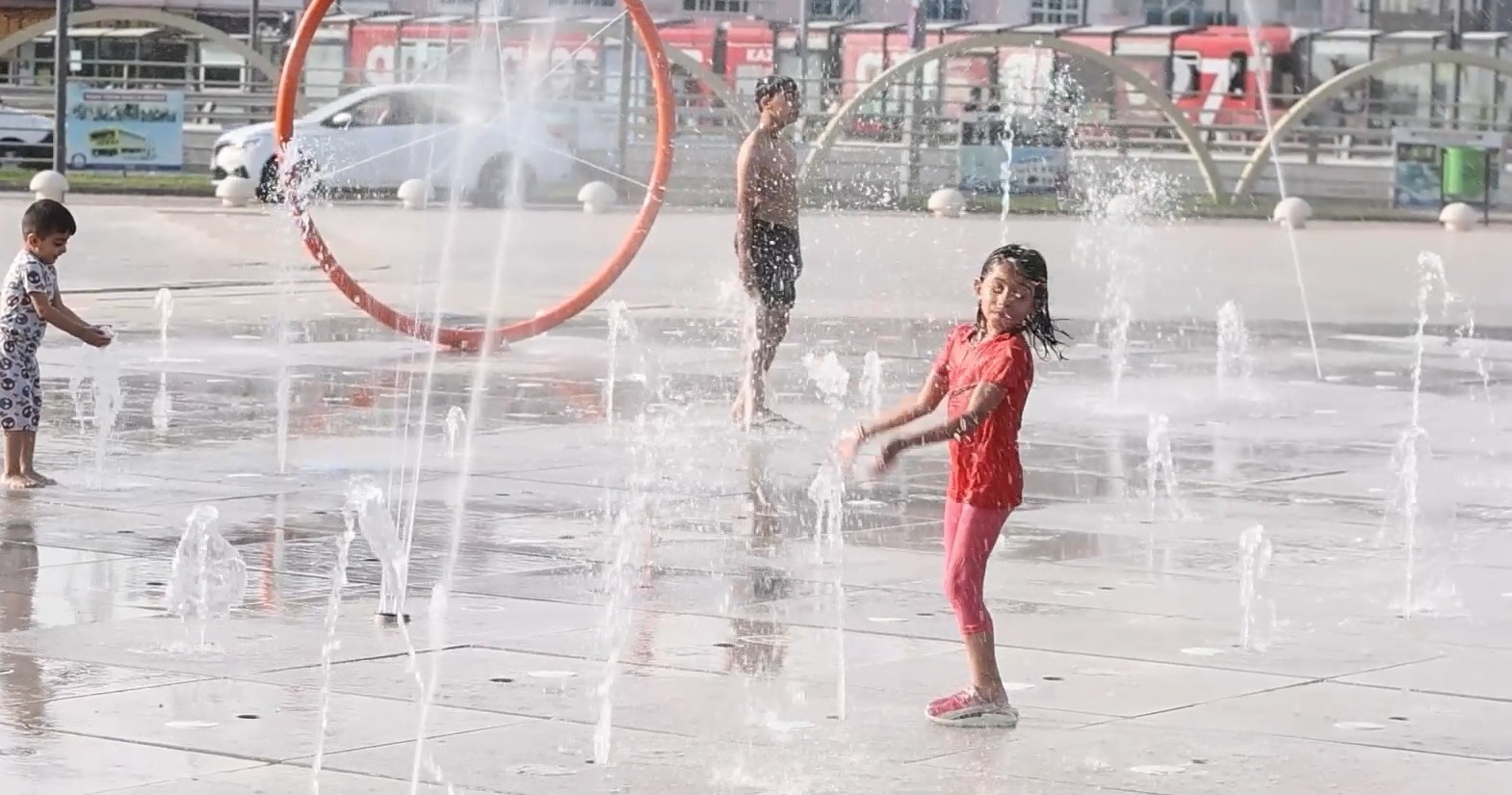 Gaziantep’te sıcaktan bunalan vatandaşlar Şahinbey parklarında serinliyor