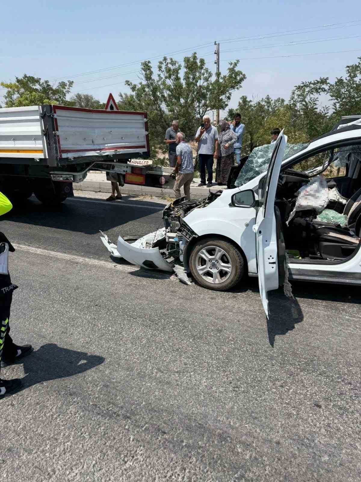 Tıra arkadan çarpan otomobilin sürücüsü ağır yaralandı