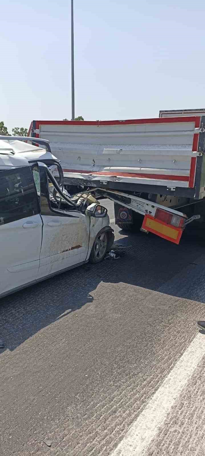 Tıra arkadan &ccedil;arpan otomobilin s&uuml;r&uuml;c&uuml;s&uuml; ağır yaralandı
