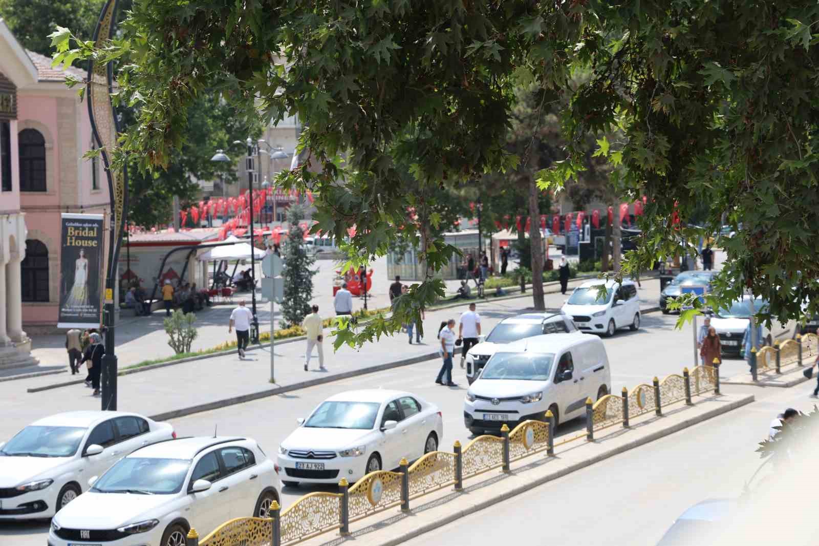 Elazığ&rsquo;da termometreler 43 dereceyi g&ouml;sterdi
