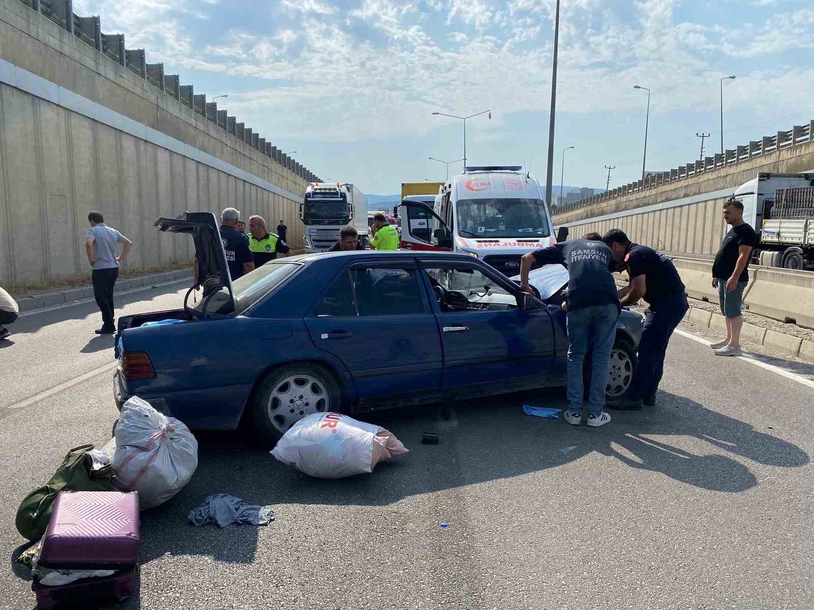 Otomobil ile kamyon &ccedil;arpıştı: 5 yaralı
