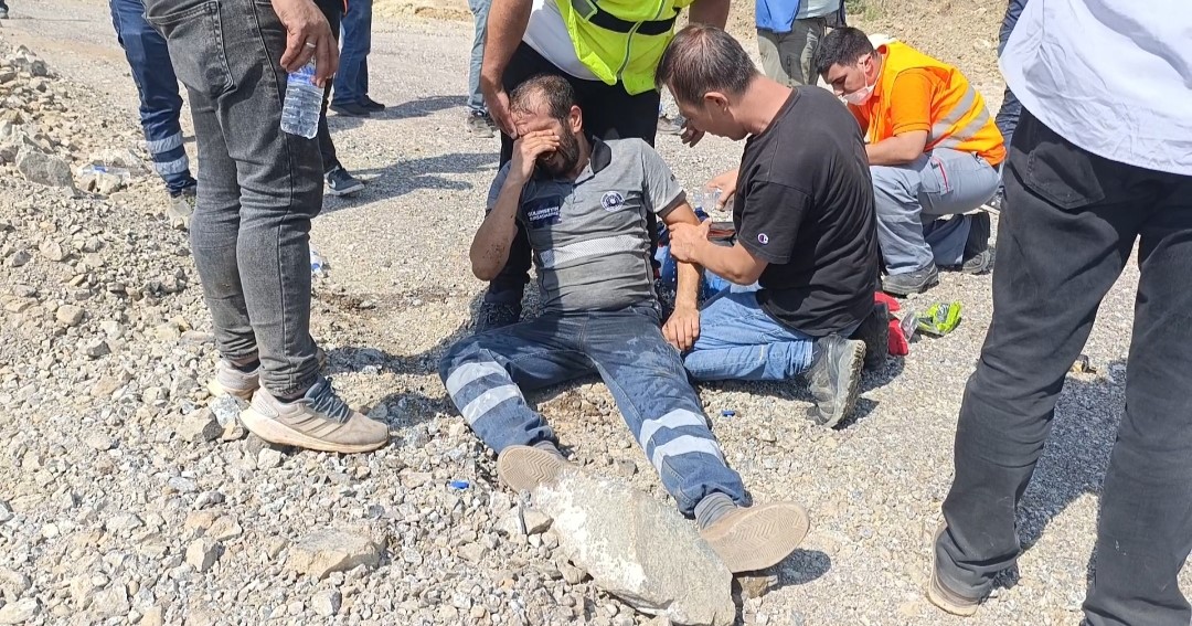 Yangına m&uuml;dahale eden belediye iş&ccedil;isi baygınlık ge&ccedil;irdi, ayıldığında hayvanlar i&ccedil;in g&ouml;zyaşı d&ouml;kt&uuml;
