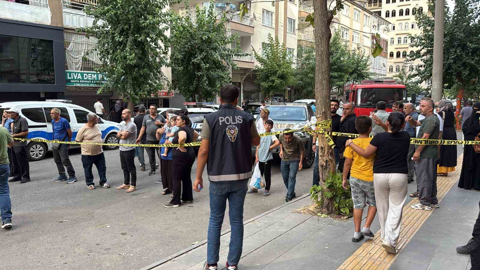 Diyarbakır&rsquo;da depremde hasar alan bina boşaltıldı
