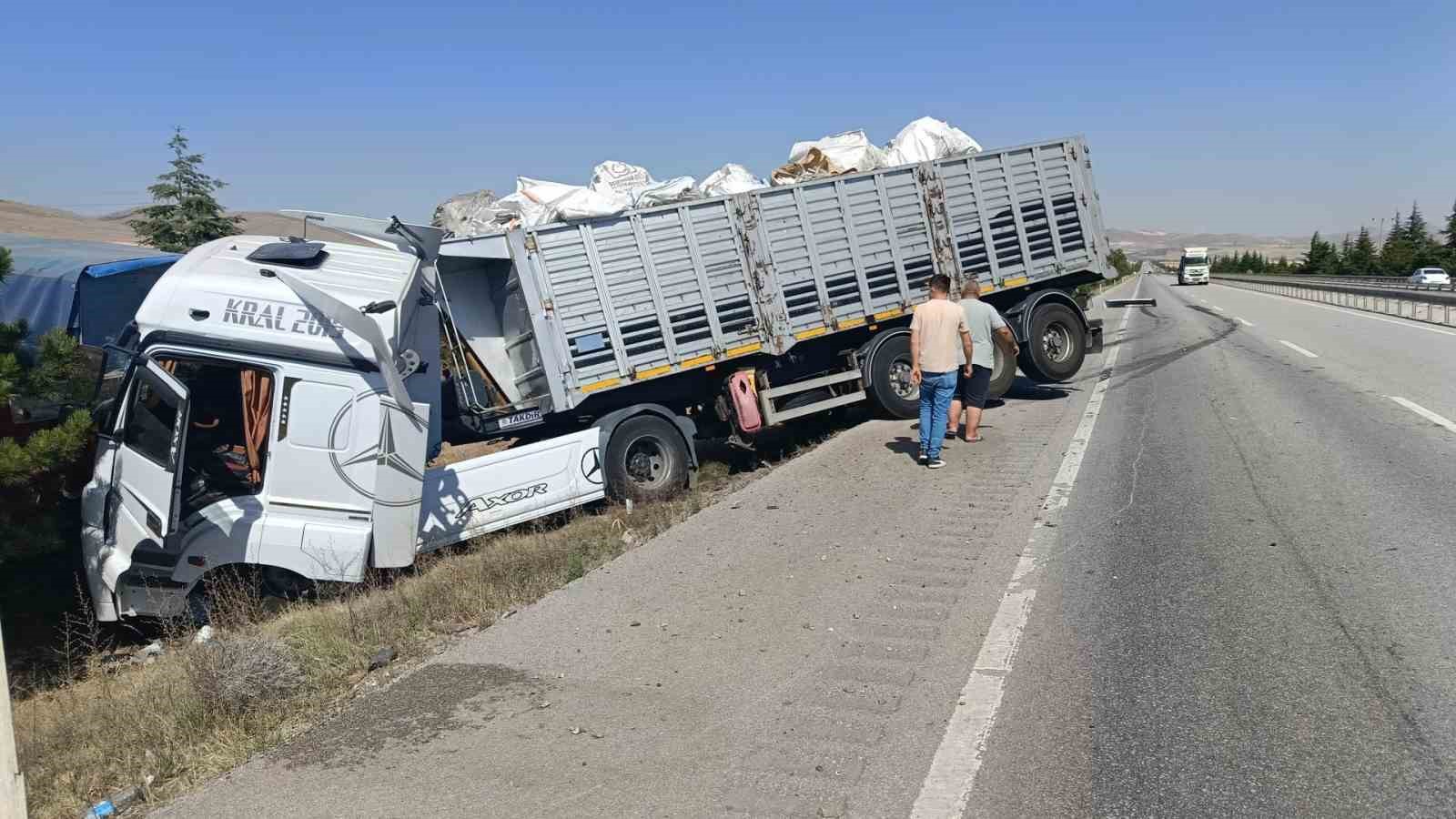 Tır kamyonete arkadan çarptı, 1 yaralı