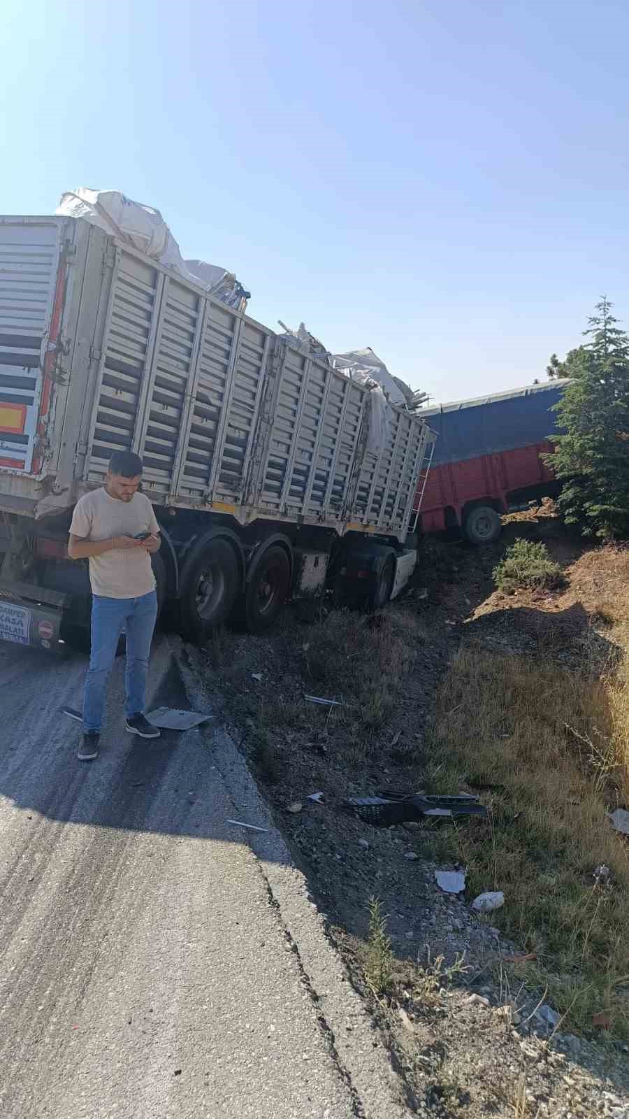 Tır kamyonete arkadan &ccedil;arptı, 1 yaralı
