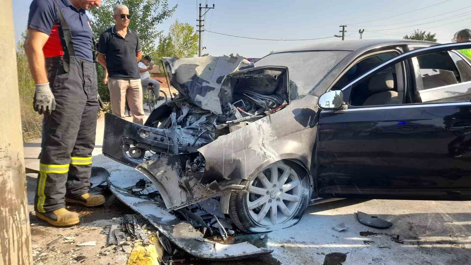 Beton direğe çarpan otomobil hurda yığınına döndü: 1 yaralı