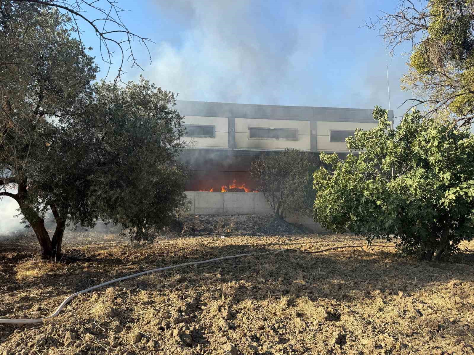 Kamyonette başlayan yangın fabrikaya sı&ccedil;radı
