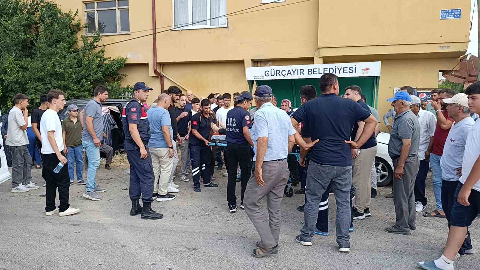 Sivas&rsquo;ta iki otomobil &ccedil;arpıştı: 5 kişi yaralandı
