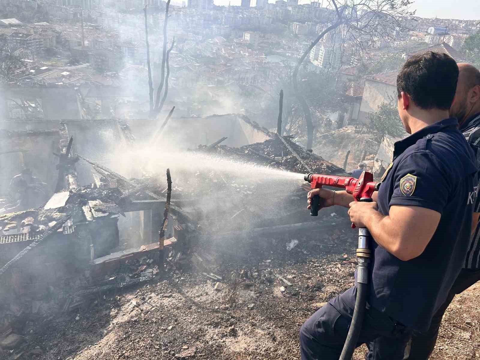 Ankara&rsquo;da ağa&ccedil;lık alanda &ccedil;ıkıp gecekondulara sı&ccedil;rayan yangın s&ouml;nd&uuml;r&uuml;ld&uuml;
