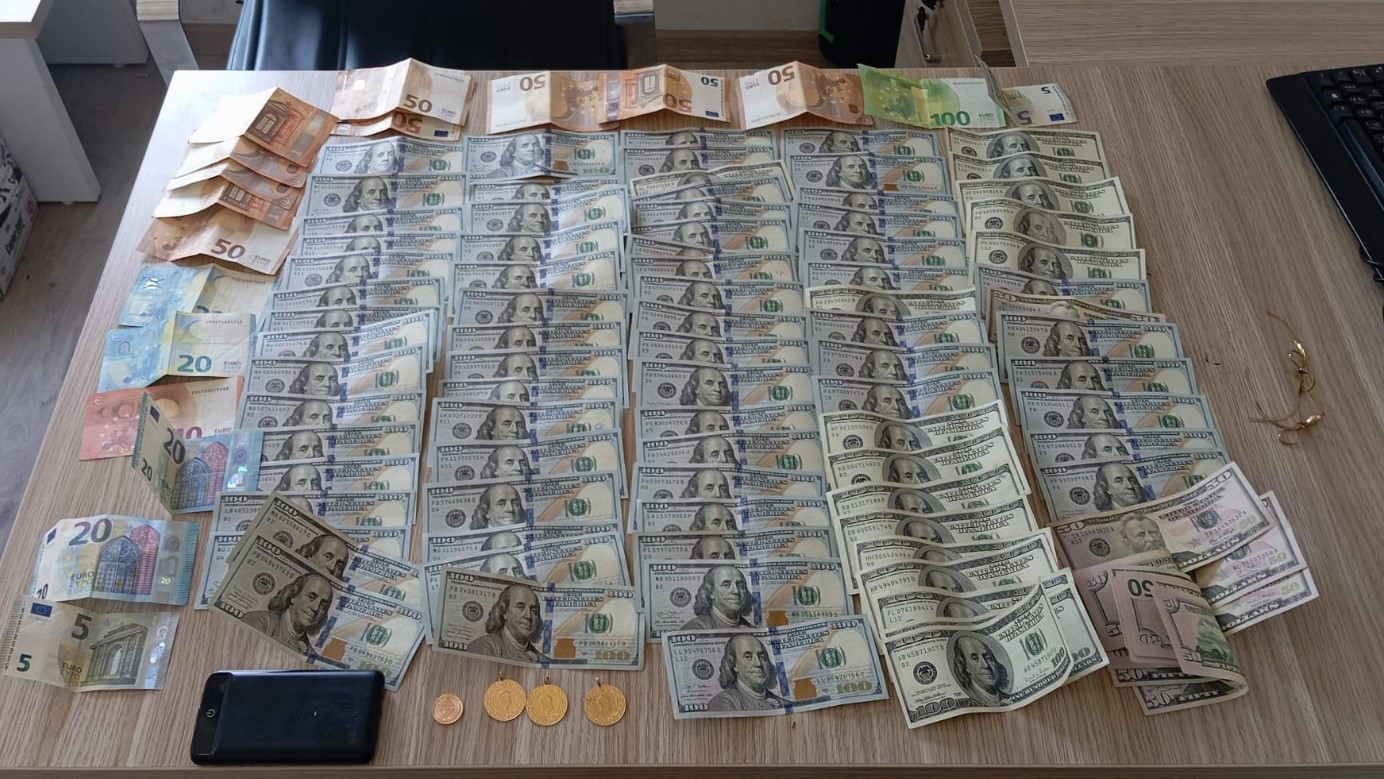 Kocaeli’de altın ve döviz çalan şahıs İzmir’de yakalandı