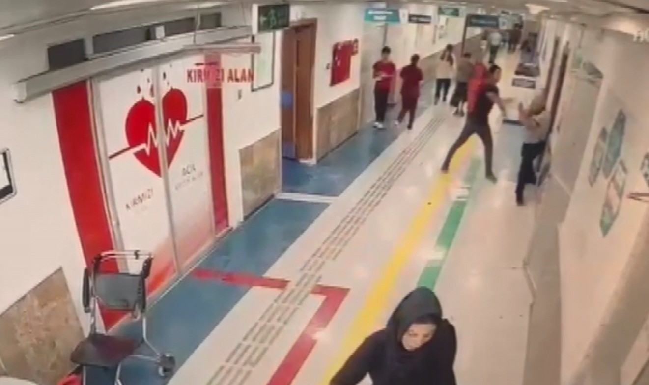 Hastanedeki bı&ccedil;aklı saldırı kamerada
