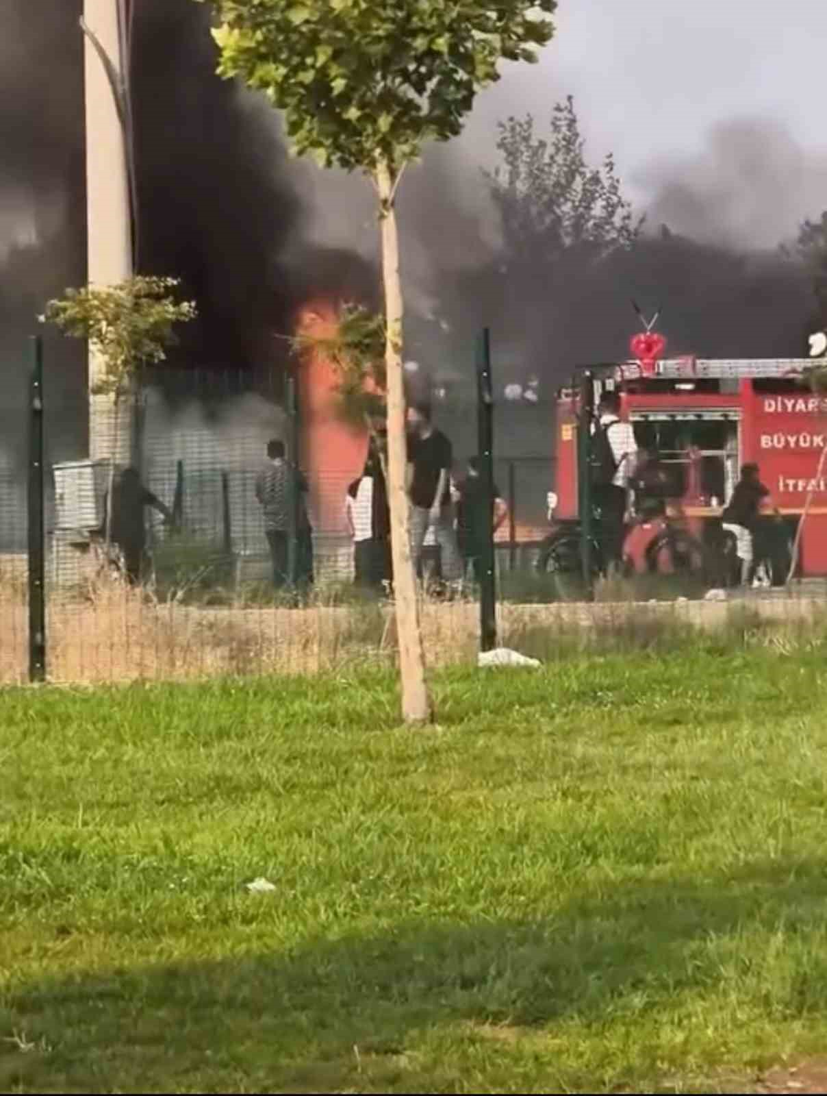 Diyarbakır&rsquo;da &ccedil;ocuk parkı alevlere teslim oldu
