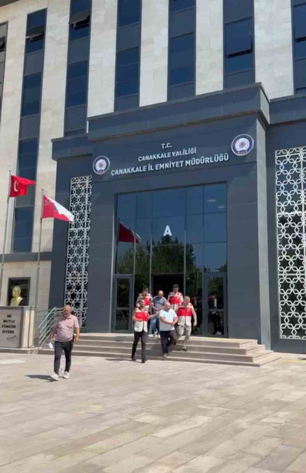 &Ccedil;anakkale&rsquo;de 58&rsquo;er yıl hapis cezasıyla aranan 2 şahıs yakalandı
