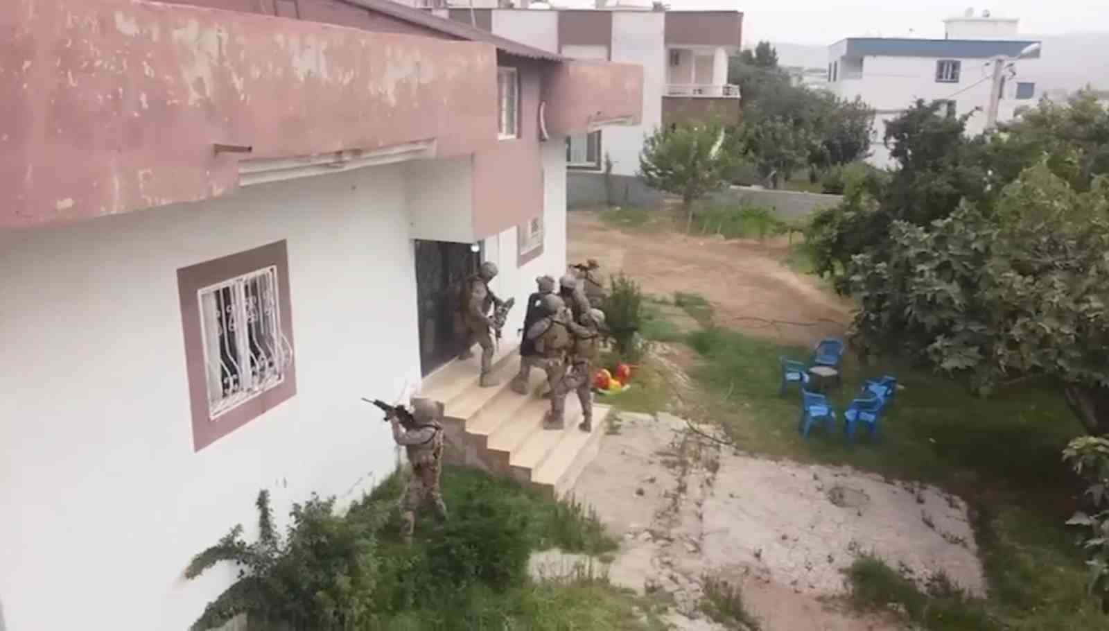 Şırnak’ta kaçakçılık operasyonu: Ev ve iş yerlerinden cephanelik çıktı