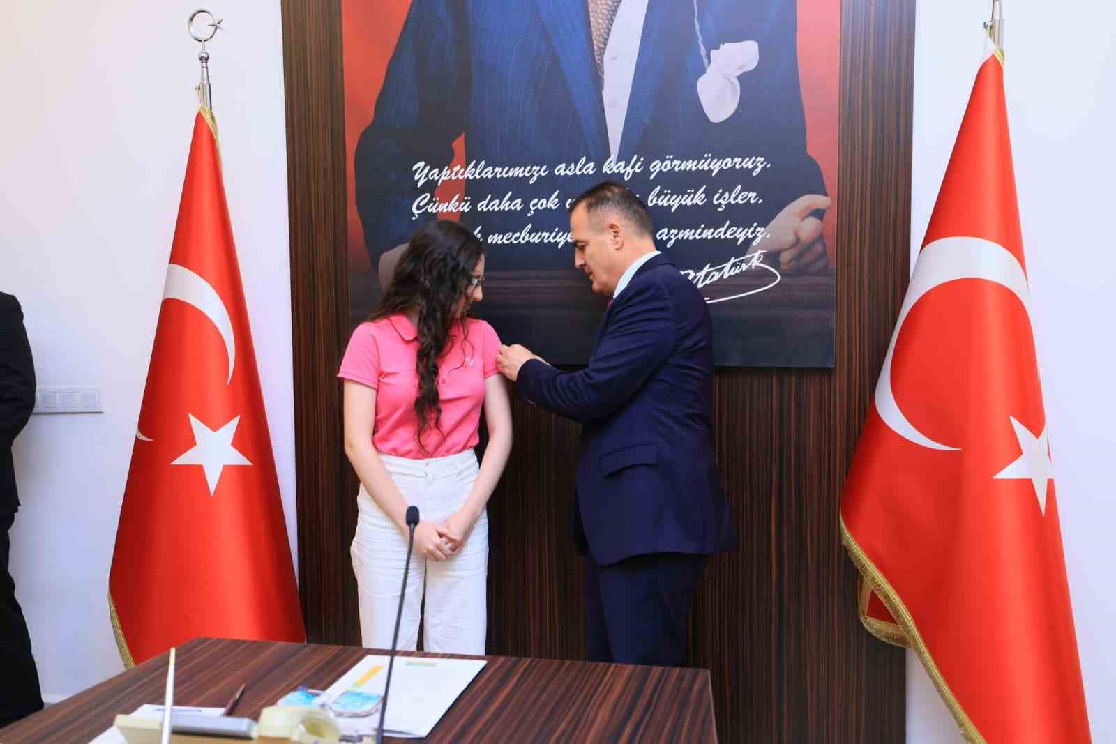 Vali Akbıyık başarılı &ouml;ğrencileri ağırladı
