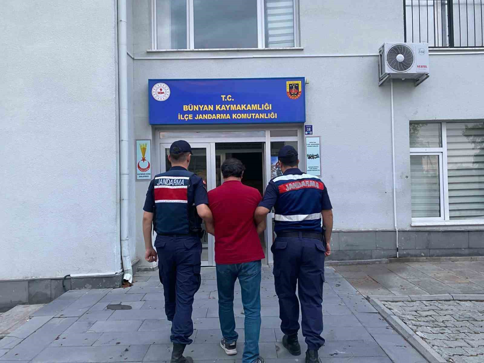 FET&Ouml; &uuml;yesi şahıs jandarmadan ka&ccedil;amadı
