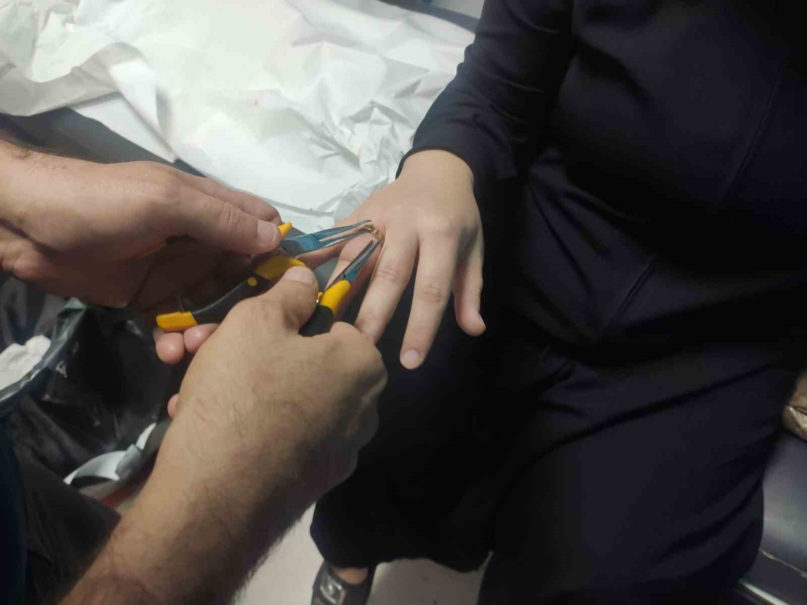 Kadının parmağına sıkışan yüzük, itfaiye ekibince hastanede çıkarıldı