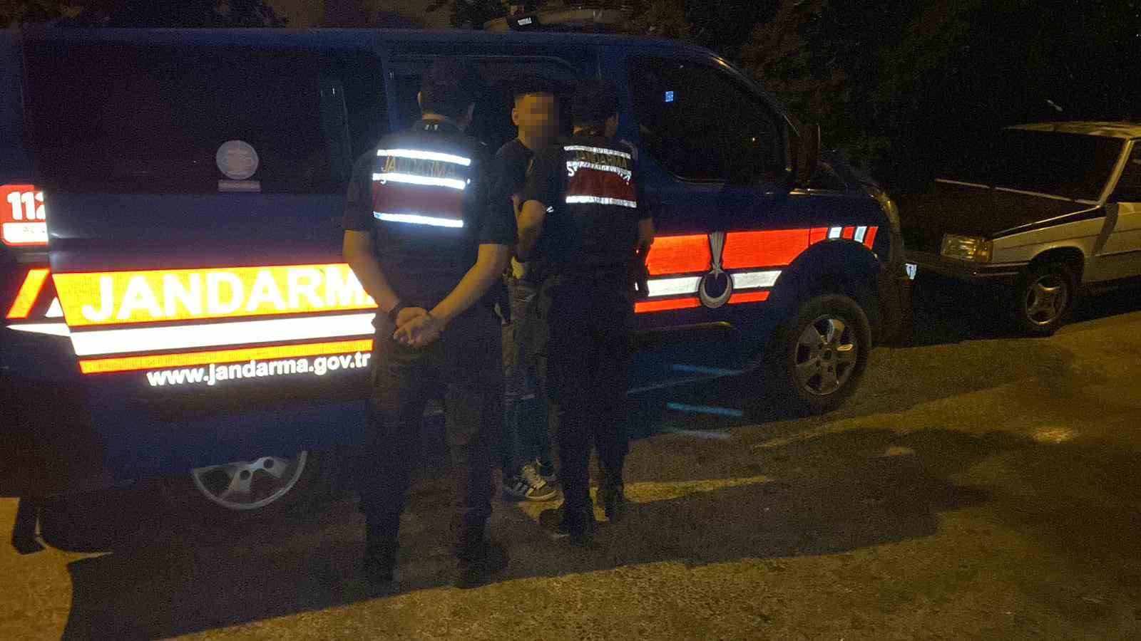 Jandarma adım adım takip etti, yüklü miktarda uyuşturucu ele geçirildi