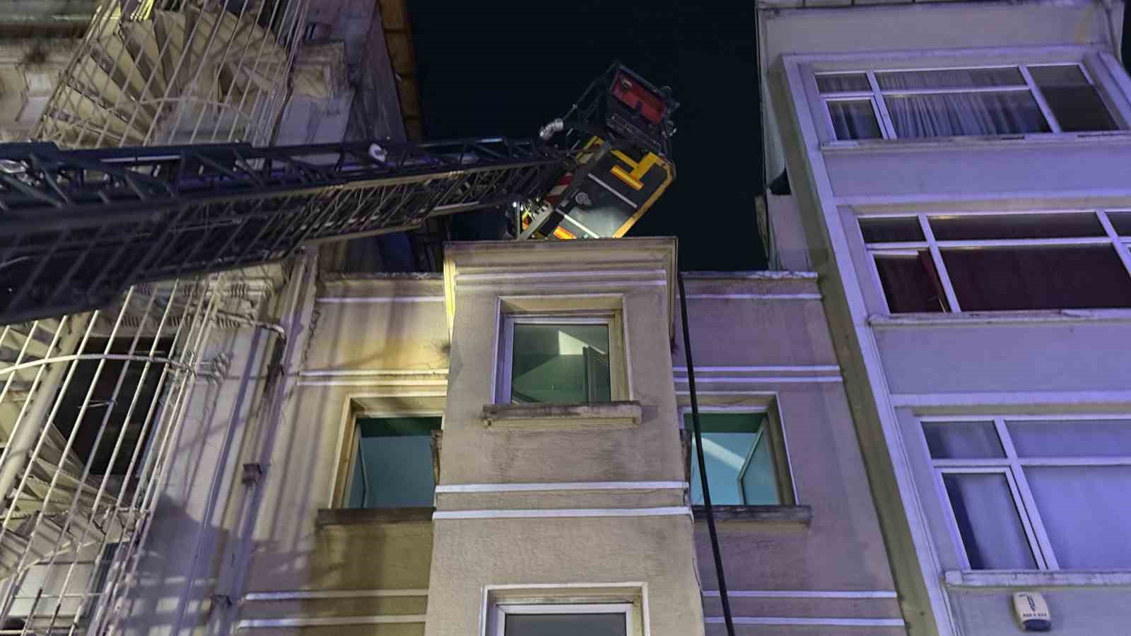 Beyoğlu’nda eğlence mekanı çatısında korkutan yangın