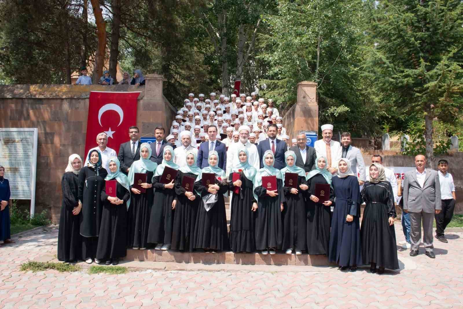Ahlat’ta 83 öğrenci mezun olarak hafız oldu