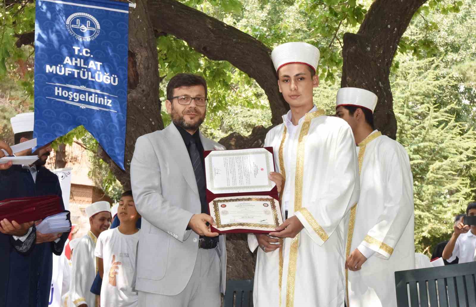 Ahlat&rsquo;ta 83 &ouml;ğrenci mezun olarak hafız oldu
