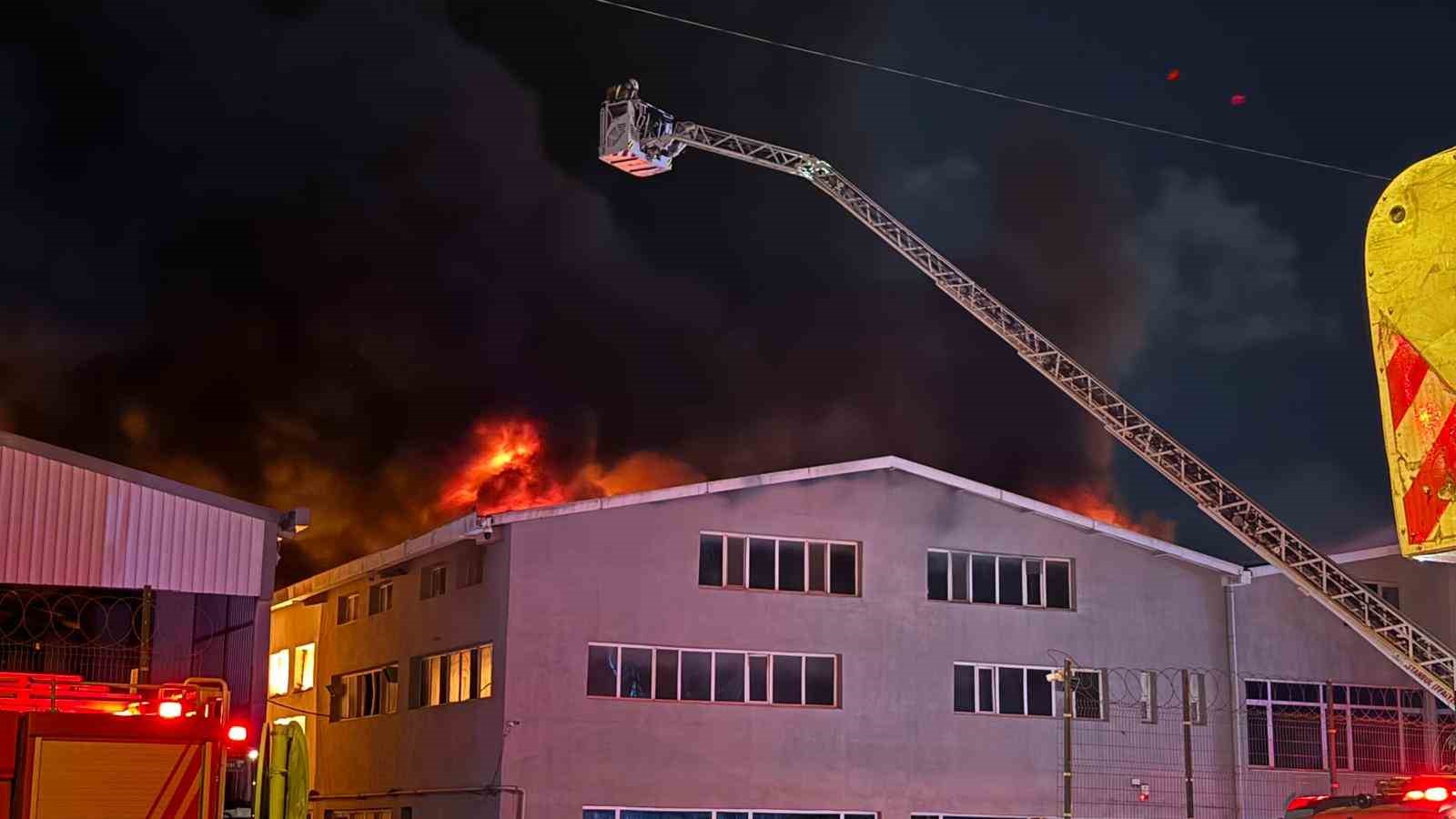 Arnavutköy Bolluca Mahallesi’nde fabrikada patlama sonucunda yangın çıktı, çok sayıda itfaiye ekibi bölgeye sevk edildi