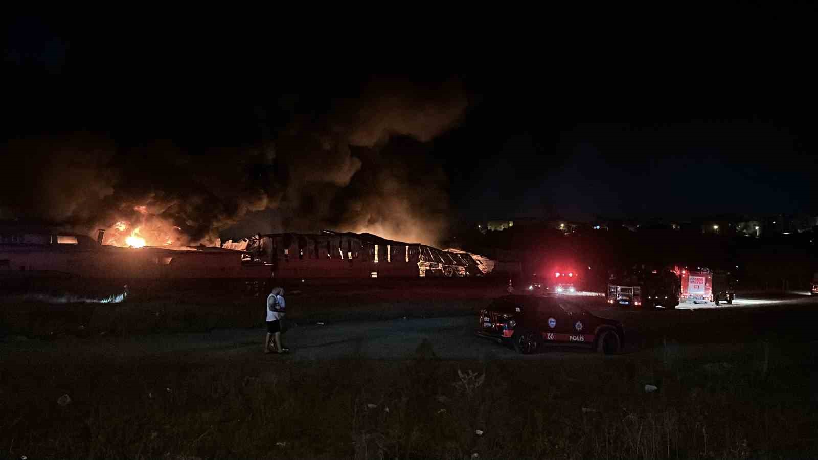 Arnavutk&ouml;y Bolluca Mahallesi&rsquo;nde fabrikada patlama sonucunda yangın &ccedil;ıktı, &ccedil;ok sayıda itfaiye ekibi b&ouml;lgeye sevk edildi
