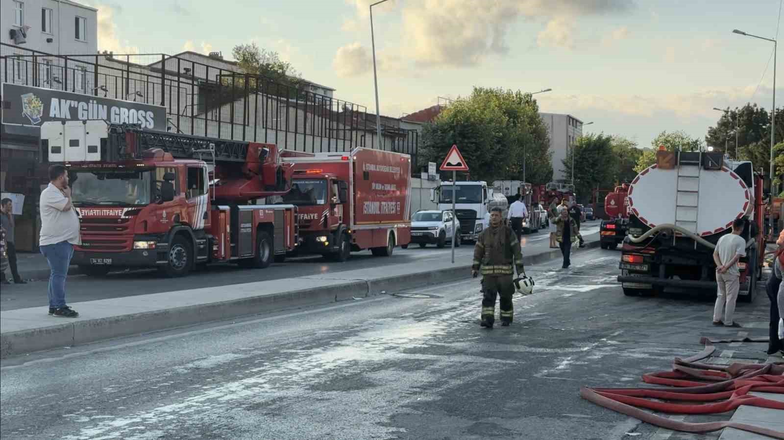 Arnavutk&ouml;y&rsquo;de s&uuml;nger ve plastik fabrikasında yangın sabah saatlerinde s&ouml;nd&uuml;r&uuml;ld&uuml;
