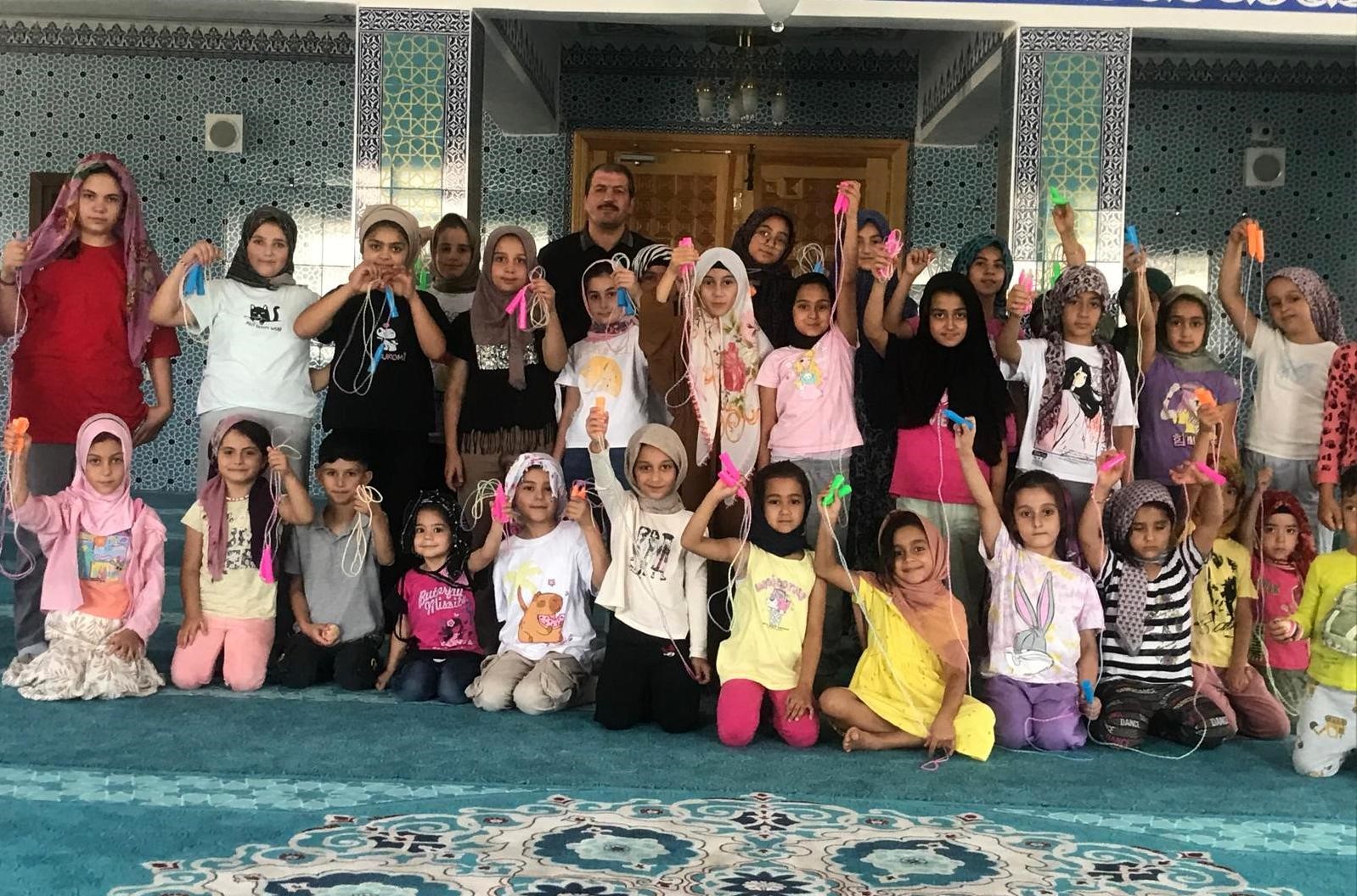 Kuran kursu öğrencilerine topaç ve atlama ipi hediye edildi