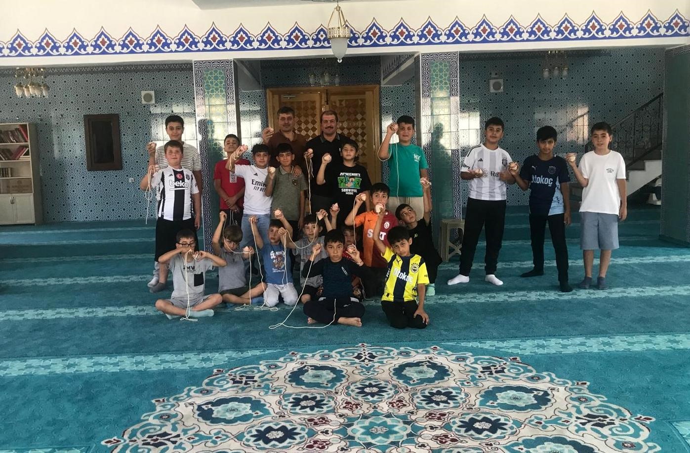 Kuran kursu &ouml;ğrencilerine topa&ccedil; ve atlama ipi hediye edildi
