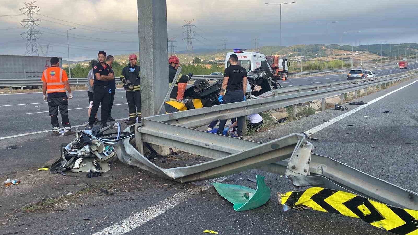 Kuzey Marmara’da otomobil yön tabelasına çarptı: 1 ölü, 4 yaralı
